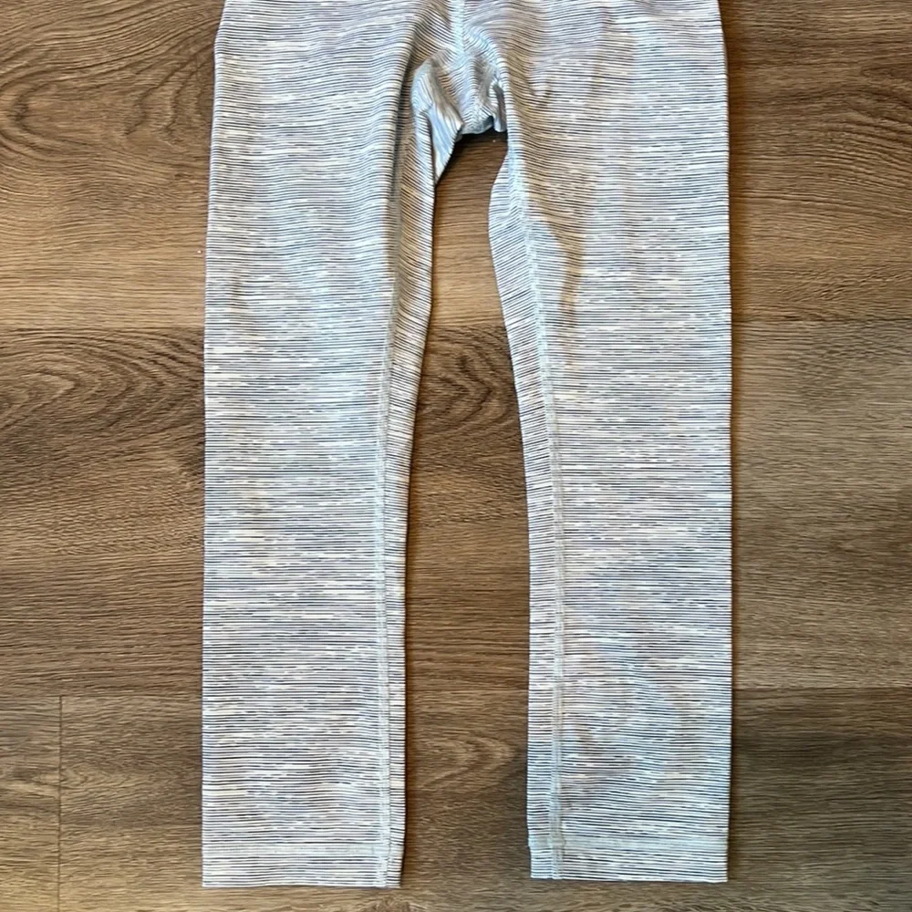 Lululemon Wunder Under Crop 21” - Picture 4 of 17